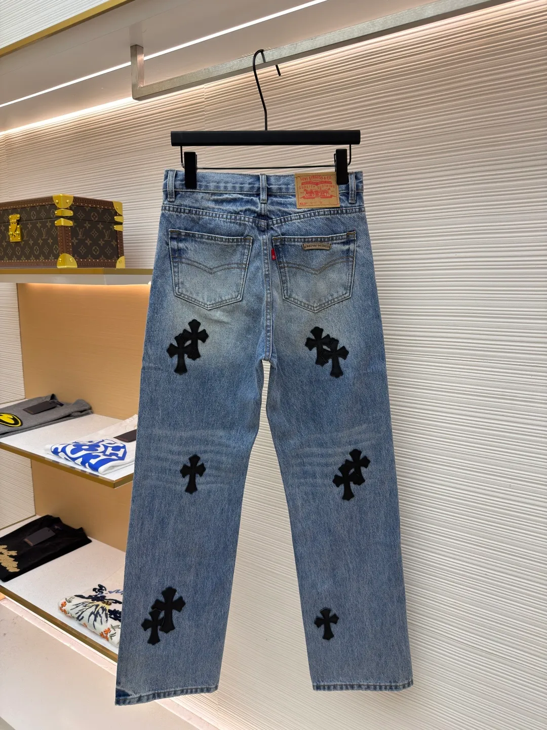 Chrome Hearts Cross Logo Jeans ●Item No.: 1682328-C10 ●Material: denim fabric ●Technology: Made with crinkled whiskering technology ●Color: blue ●Type: Fitted version ●Weight: about 775 grams ●Size: 28-30-32-34 ●Description: Customized textured dark bamboo rhyme cotton denim, fine texture, comfortable and close to the skin, matte indigo, a denim poem dyed with time The black cowhide cross patch is used as the anchor point. Every inch of touch hides untamed wildness. The right-angled outline of the cross expresses rebellion, forming a chaotic scene. The kraft paper and pocket logo iron plate on the rear waistband sway slightly with the swing of the body, adding a sense of movement and vitality. It interprets the perfect blend of retro and luxury. To make the pants an attitude statement when worn on the body, first customize 1:1 original denim material to stir-fry snowballs and stir-fry salt with a special corresponding solution. Add a certain amount of dye, soak the denim material in it to absorb the solvent, then scrub it and dry it to further fade and oxygenate. Use fried sand hand-rubbing technology to cause natural fading and wear on the surface of the denim material by processing it on a sand frying machine. Then, use special tools to physically damage the surface of the jeans by hand, maintaining the original texture and details while increasing its uniqueness. The rubbing and wrinkling whisker technology is combined with the gun-painted whisker technique. Manual rubbing is given first in specific areas to achieve a natural wrinkle effect. Then specific tools are used to draw the texture of the whisker shape. The visual effect is full, and the hole is made using the rotten edge hanging technology. The natural rotten edge effect is achieved by physical abrasion on the edge. Through the combination of high-temperature steam and sandpaper, the fiber hairiness and color difference are removed, giving the jeans a unique hole and wear effect. The overall wiring is straight and delicate, the fabric is comfortable and soft, and the color is consistent without color difference. It can be matched with the same style to create a fashionable look and control various occasions. Customized accessories, complete with three standards, same style for men and women!
